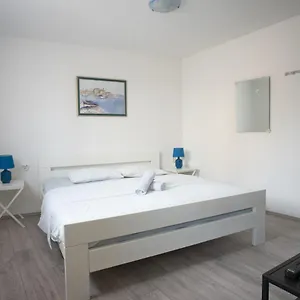 Apartment Fly, Split
